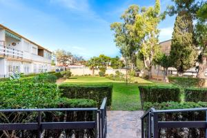 uitzicht op een park met bomen en struiken bij 4 bedr groundfl apartm 60m beach in Torremolinos