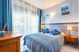een slaapkamer met een bed en een raam bij 4 bedr groundfl apartm 60m beach in Torremolinos