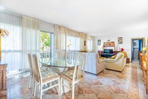 une salle à manger avec une table et des chaises en verre dans l'établissement 4 bedr groundfl apartm 60m beach, à Torremolinos
