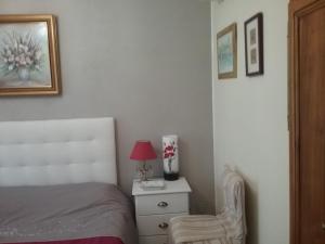 Łóżko lub łóżka w pokoju w obiekcie les petites roches