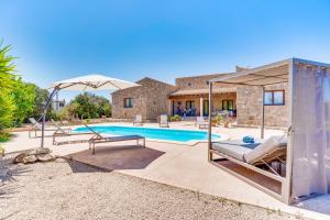 Bazén v ubytovaní Finca BELLPUIG by Mallorca Villa Selection alebo v jeho blízkosti