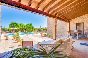 Bazén v ubytovaní Finca BELLPUIG by Mallorca Villa Selection alebo v jeho blízkosti
