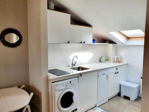 Kuchyňa alebo kuchynka v ubytovaní Apartamento Saint Michael Blue + 6 fotografií