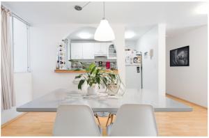 a white kitchen with a table and chairs at Ny Napoles Condos WTC in Mexico City