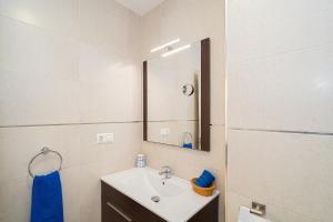 un baño con lavabo y espejo en Apto en Primera Línea Arenal Calpe, en Calpe 27 fotos más