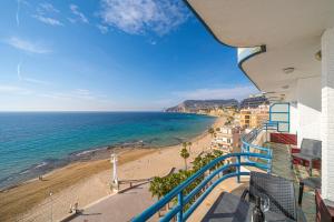 una vista de la playa desde el balcón de un edificio en Apto en Primera Línea Arenal Calpe, en Calpe