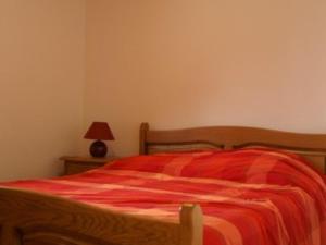 Les AdretsにあるAppartement Les Adrets-Prapoutel, 4 pièces, 8 personnes - FR-1-557-29のベッドルーム1室(赤い毛布付きのベッド1台付)