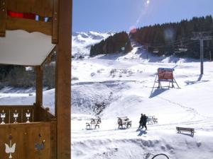 Les AdretsAppartement de 2 pièces au pied des pistes avec parking privé - FR-1-557-25的一群人乘雪上滑雪升降机 更多2张照片