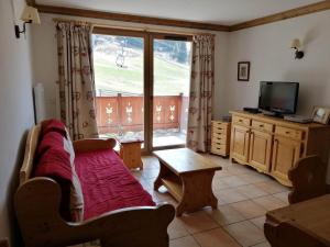 Les AdretsAppartement de 2 pièces au pied des pistes avec parking privé - FR-1-557-25的带沙发和大窗户的客厅