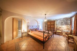 ein Schlafzimmer mit einem Bett in einem Zimmer in der Unterkunft Albergo Ristorante Miralago in Miralago