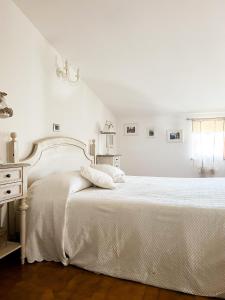 CoriにあるNero Buonoの白いベッドルーム(白いベッド1台、窓付)
