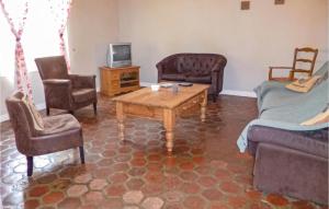 sala de estar con sillas y mesa de centro en 4 Bedroom Nice Home In Vaudoy-en-brie, en Vaudoy-en-Brie