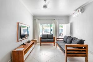 uma sala de estar com um sofá e uma mesa em Juquehy - Casa Espaçosa em Condomínio em Juquei