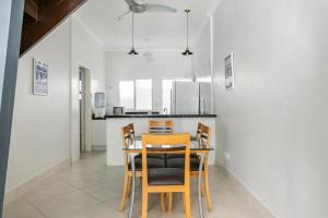 a kitchen with a table and chairs in a room at Juquehy - Casa Espaçosa em Condomínio in Juquei