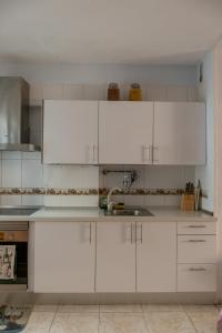 サンミゲル・デ・アボナにあるTenerife Homestayの白いキッチン(白いキャビネット、シンク付)