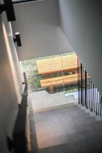 una escalera con un banco de madera en un edificio en The Banyu House en Bandung