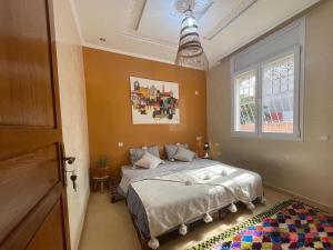 een slaapkamer met een bed en een raam bij Fleur de cactus, Guesthouse, Tamraght in Agadir