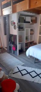 een slaapkamer met een bed en een tapijt op de vloer bij Coquette maison de village in Néfiach