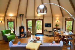 DittishamにあるFinest Retreats - Woodpecker Luxury Treehouse Hideawayのリビングルーム(家具、暖炉付)