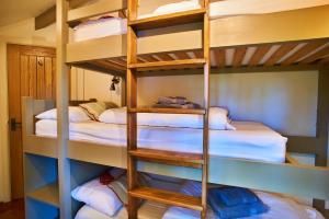 Finest Retreats - Woodpecker Luxury Treehouse Hideaway tesisinde bir ranza yatağı veya ranza yatakları