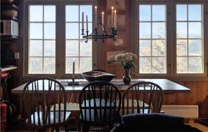 - une cuisine avec une table et 4 chaises et des fenêtres dans l'établissement Beautiful Home In Uvdal With Kitchen, à Uvdal