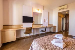 TV a/nebo společenská místnost v ubytování Irini Hotel