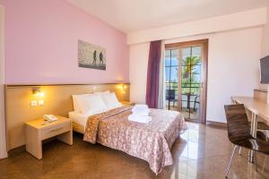 Postel nebo postele na pokoji v ubytování Irini Hotel