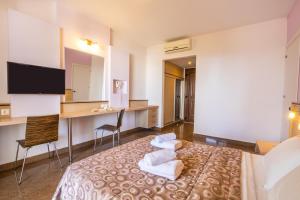 Postel nebo postele na pokoji v ubytování Irini Hotel