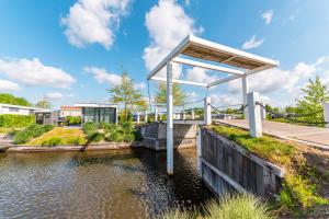 un pavillon situé sur le côté d'une masse d'eau dans l'établissement EuroParcs Veluwemeer, à Nunspeet