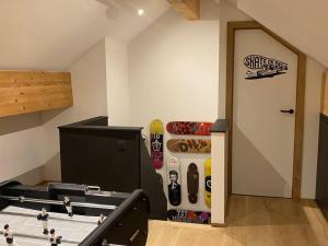 una habitación con una puerta con patinetas en la pared en Maison de vacances la Grange 20 min de namur, 