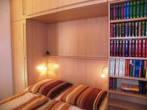 Knihovna v apartmánu + 20 fotografií