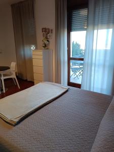 ヴァストにあるB&B Giulio Cesareのベッドルーム1室(ベッド1台付)、窓(テーブル付)