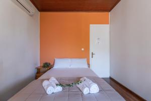 a bedroom with a bed with towels on it at Krinos apartment 4 in Kharadhiátika