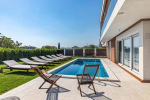 Bazén v ubytování Luxury Villa Sheley with private heated pool-Split nebo v jeho okolí