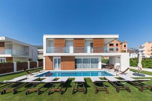 Bazén v ubytování Luxury Villa Sheley with private heated pool-Split nebo v jeho okolí