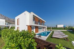 Bazén v ubytování Luxury Villa Sheley with private heated pool-Split nebo v jeho okolí
