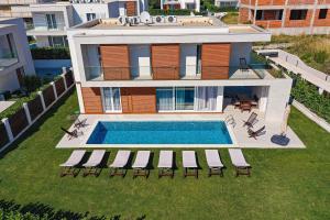 Bazén v ubytování Luxury Villa Sheley with private heated pool-Split nebo v jeho okolí