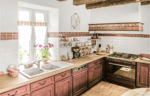 Kuchyň nebo kuchyňský kout v ubytování 3 Bedroom Nice Home In Fleurac