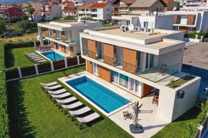 Bazén v ubytování Luxury Villa Sheley with private heated pool-Split nebo v jeho okolí