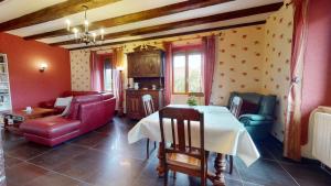 伊斯內姆的住宿－La maison Blanche - Issenheim，客厅配有桌子和沙发