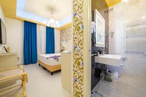 サレルノにあるLeucosya Luxury Roomsの洗面台とベッドのあるバスルーム +24枚の写真