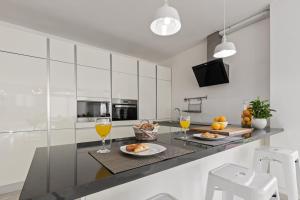 Kuchyň nebo kuchyňský kout v ubytování Amplio y luminoso apartamento en 1 línea playa