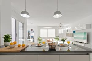 Kuchyň nebo kuchyňský kout v ubytování Amplio y luminoso apartamento en 1 línea playa