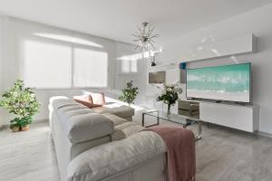 TV a/nebo společenská místnost v ubytování Amplio y luminoso apartamento en 1 línea playa