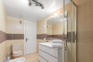 Koupelna v ubytování Amplio y luminoso apartamento en 1 línea playa