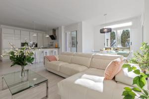 sala de estar con sofá blanco y cocina en Amplio y luminoso apartamento en 1 línea playa, en Marbella