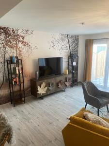 ein Wohnzimmer mit einem TV und einem Sofa in der Unterkunft Premium Home 23 in Wien