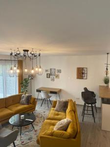 sala de estar con sofá amarillo y mesa en Premium Home 23 en Viena