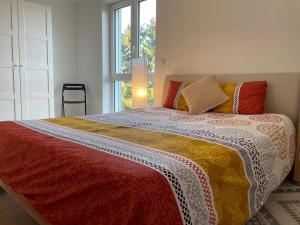 a bedroom with a large bed and a window at Vakantie appartement in Luxemburg in Berbourg