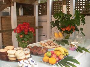 stół z wieloma różnymi rodzajami żywności w obiekcie Wicker Guesthouse w mieście Key West